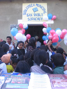 Kids scrambling to get into the library, and to get free balloons!
